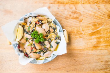 Kızarmış istiridye beyaz şarap ile