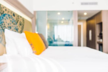 Yatakta güzel yastık