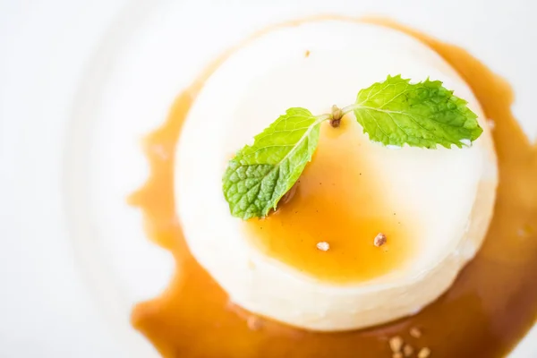 Pudding au caramel et dessert panna cotta — Photo