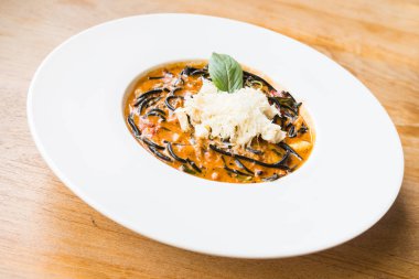 Acılı spagetti deniz ürünleri