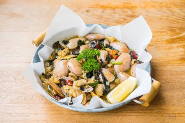 Kızarmış istiridye beyaz şarap ile