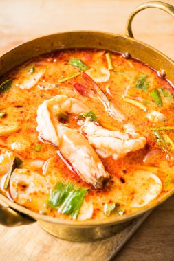 Baharatlı karides çorbası