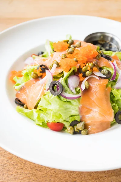 Salade de saumon dans une assiette blanche — Photo