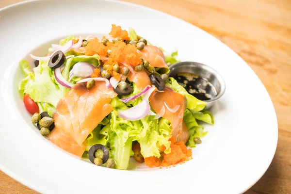Ensalada de salmón en plato blanco — Foto de Stock