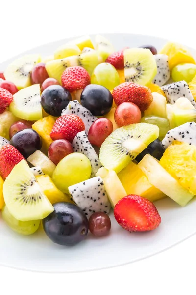 Fruta mixta en plato blanco —  Fotos de Stock