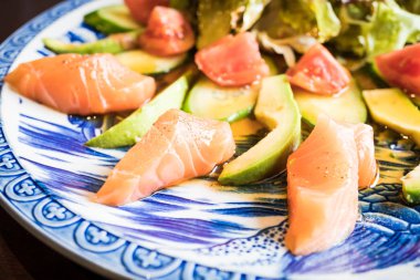 Avokado salata somon