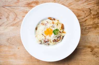 Spagetti carbonara beyaz plaka