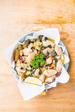 Kızarmış istiridye beyaz şarap ile