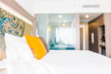 Yatakta güzel yastık