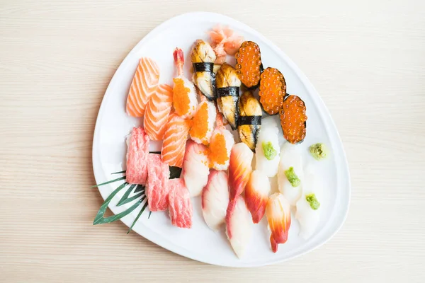 Sushi en plato blanco — Foto de Stock