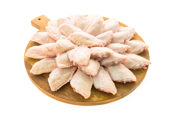 Daging ayam mentah dan sayap di papan potong kayu atau piring — Stok Foto