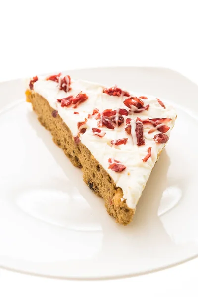 Kızılcık pasta ya da kek beyaz plaka — Stok fotoğraf