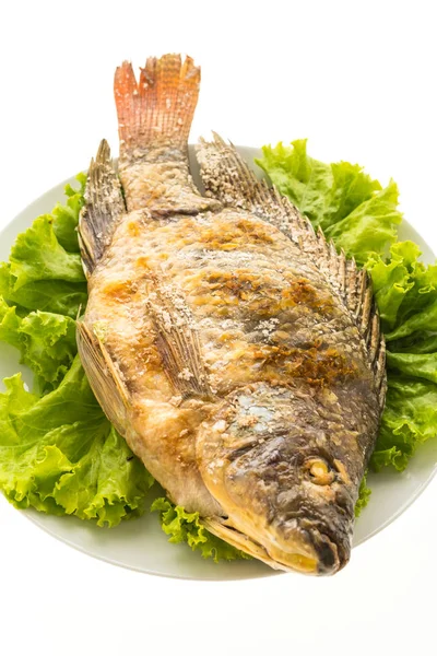 Peixe fresco grelhado em prato branco — Fotografia de Stock