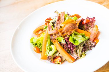 Yengeç gevrek domuz pastırması askeri ile sopa salata