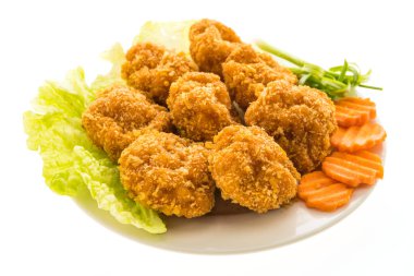 Kızarmış karides pasta beyaz plaka