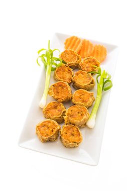 derin yağda kızartılmış yengeç eti rulo 