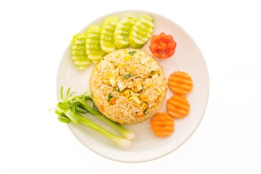 kızarmış pilav et ürünleri ile