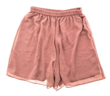 Kısa pantolonlu kadın için