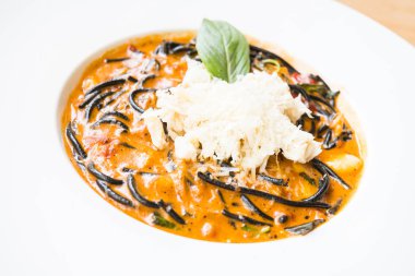 Beyaz tabak acılı spagetti deniz ürünleri