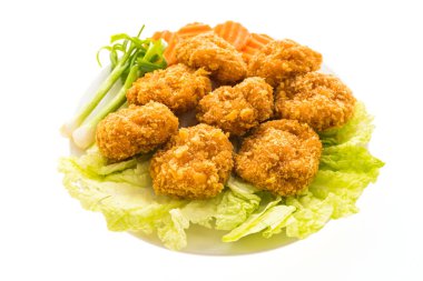 Kızarmış karides pasta beyaz plaka 