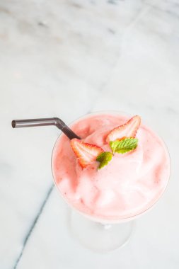 Çilek smoothies cam