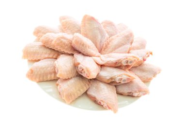 çiğ tavuk kanadı plaka üzerinde