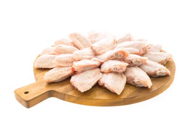 Tavuk kanadı ahşap kesme tahtası üzerinde