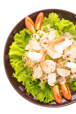 Tay tarzı ile deniz ürünleri baharatlı erişte salatası