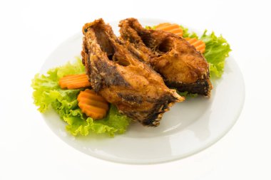 Beyaz tabak kızarmış balık