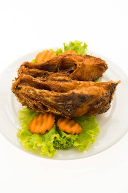 Beyaz tabak kızarmış balık