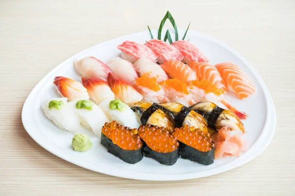 Sushi na białym talerzu — Zdjęcie stockowe