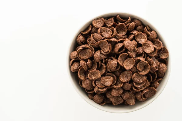 Зерновий шоколад у білій мисці — стокове фото