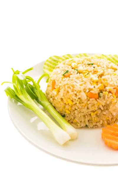 Жареный рис с мясом краба в белой тарелке — стоковое фото