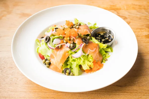 Zalm salade met witte plaat — Stockfoto