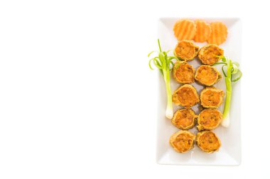 derin yağda kızartılmış yengeç eti rulo 