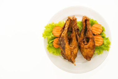 Beyaz tabak kızarmış balık