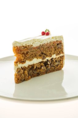 Havuçlu kek beyaz plaka