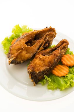 Beyaz tabak kızarmış balık