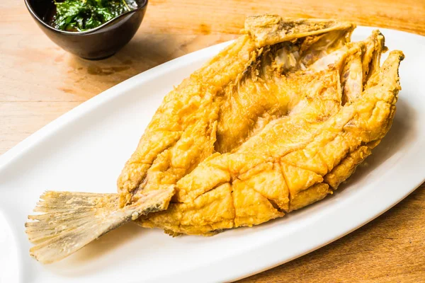 Pesce branzino fritto con piccante — Foto Stock