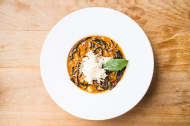 Acılı spagetti deniz ürünleri