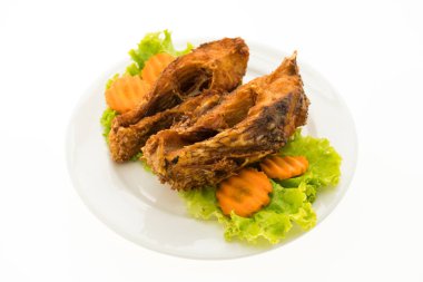 Beyaz tabak kızarmış balık