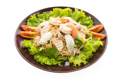 Deniz ürünleri baharatlı noodle salata 