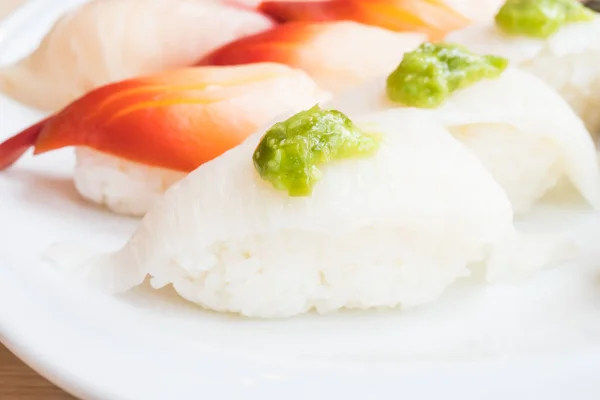 Sushi în placă albă — Fotografie, imagine de stoc