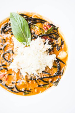 Acılı spagetti deniz ürünleri