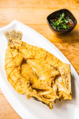 Kızarmış levrek Balık plaka 