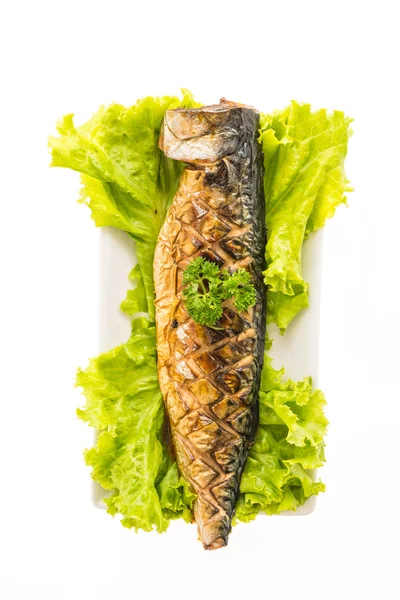 Жареная рыба саба с соусом — стоковое фото