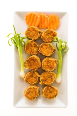 derin yağda kızartılmış yengeç eti rulo 