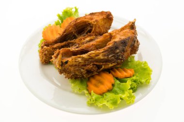 Beyaz tabak kızarmış balık