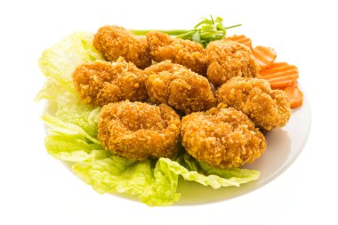Kızarmış karides pasta beyaz plaka