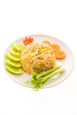 kızarmış pilav et ürünleri ile 